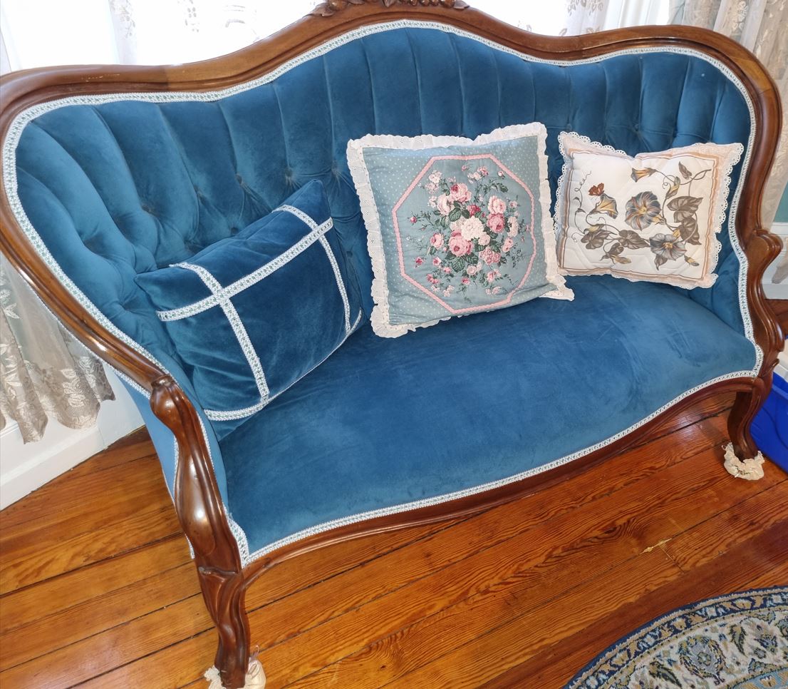 Antique Victorian love seat blue velvet – Vitruvian Interiors